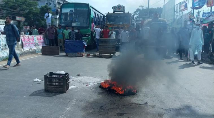 বাসচাপায় হেফাজত নেতার মৃত্যু, চট্টগ্রাম মহাসড়ক অবরোধে যান চলাচল বন্ধ