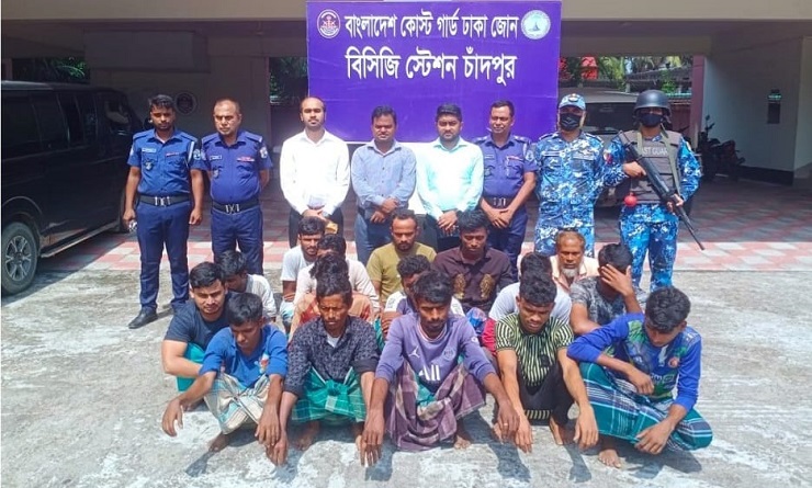 নিষেধাজ্ঞা অমান্য করে ইলিশ শিকারের চেষ্টা: মেঘনায় অবৈধ জাল ও বোটসহ ১৭ জেলে আটক