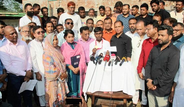 হেক্সাগার্ড রোভার’ রোবটের উদ্ভাবক তরুণ জিহাদ-এর পাশে দাঁড়ালেন তারেক রহমান