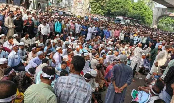 বেতন-ভাতা বাড়ানোর দাবিতে প্রেসক্লাবের সামনে এমপিওভুক্ত শিক্ষকদের অবস্থান