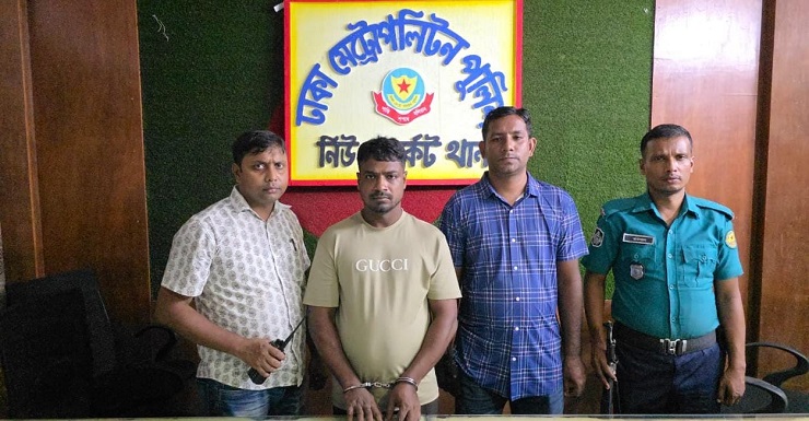 নিউমার্কেট সিটি কমপ্লেক্সে তালা ভেঙে ২১ লাখ টাকা চুরি, আসামি গ্রেপ্তার, নগদ অর্থ উদ্ধার