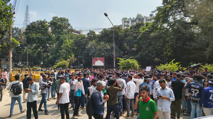 অধ্যাদেশ জারির দাবিতে শিক্ষা ভবনের সামনে সাত কলেজের শিক্ষার্থীদের অবস্থান