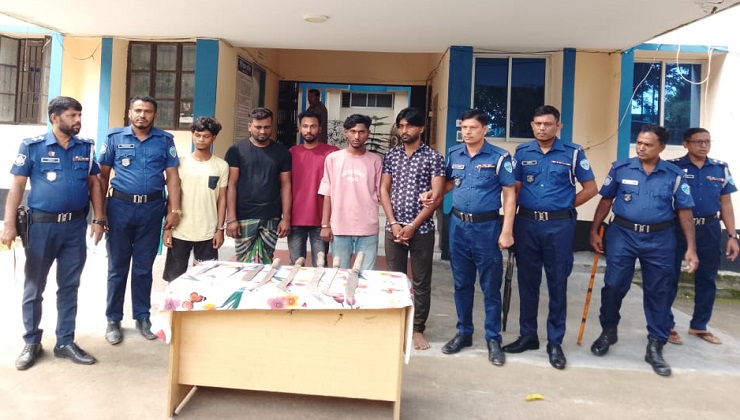 ব্রাহ্মণবাড়িয়ায় অস্ত্রসহ পাঁচ ডাকাত গ্রেফতার