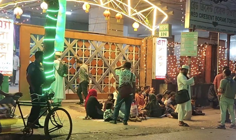 মূল ফটকে তালা ঝুলিয়ে এনটিআরসিএ ভবনের সামনে চাকরিপ্রত্যাশীদের অবস্থান