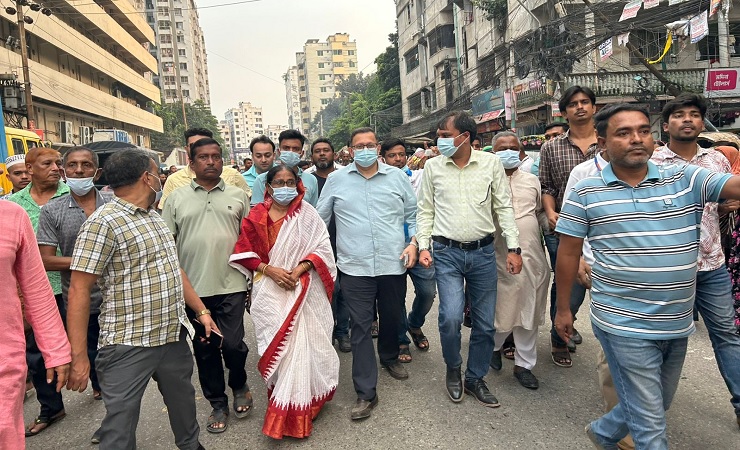মানুষের কষ্ট আমাদেরও কাঁদায়— অগ্নিকাণ্ডস্থলে বিএনপি নেতা সাজু