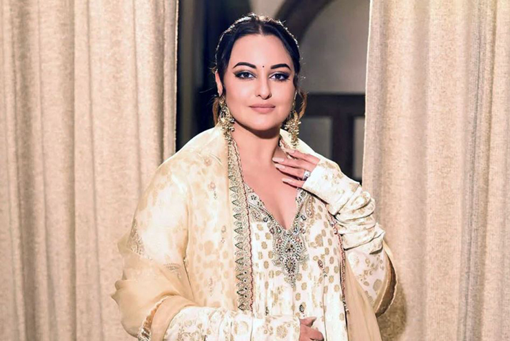 বলিউডে মিডিয়ায় তোলপাড়, সোনাক্ষী ১৬ মাসের গর্ভবতী হিসেবে বিশ্বরেকর্ড!