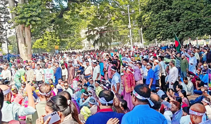 বেতন বৃদ্ধি ও পদোন্নতির দাবিতে কর্মবিরতিতে প্রাথমিক শিক্ষকরা, বিপাকে এক কোটি শিক্ষার্থী