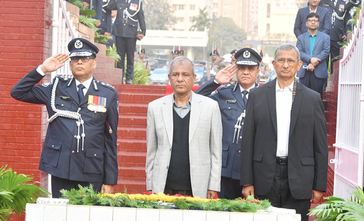 রাজারবাগে শহীদ পুলিশ সদস্যদের প্রতি স্বরাষ্ট্র উপদেষ্টা ও আইজিপির শ্রদ্ধা