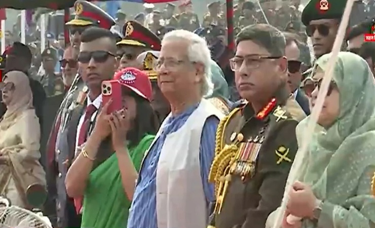 বিজয় দিবস উপলক্ষে সশস্ত্র বাহিনীর আয়োজনে উপস্থিত প্রধান উপদেষ্টা