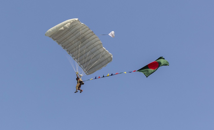 পতাকা হাতে ৫৪ জন প্যারাট্রুপিং করে বিশ্ব রেকর্ড বাংলাদেশের