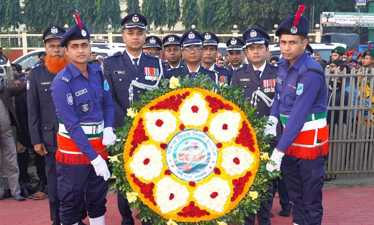 বিজয় দিবসে শহীদদের প্রতি রাজবাড়ীর এসপির শ্রদ্ধা নিবেদন ও বীর মুক্তিযোদ্ধাদের সংবর্ধনা