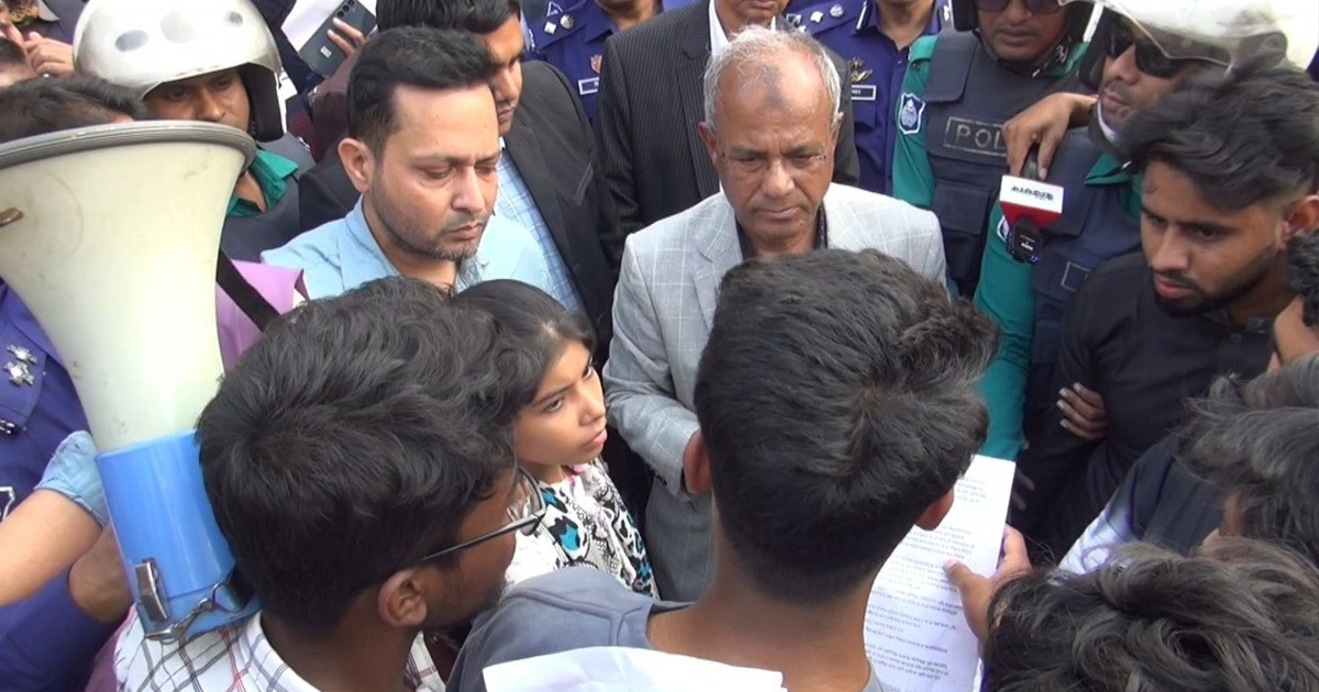 হাদিকে গুলি: হামলাকারীদের গ্রেপ্তার ও বিচারের দাবিতে স্বরাষ্ট্র উপদেষ্টাকে আটকে শিক্ষার্থীদের বিক্ষোভ