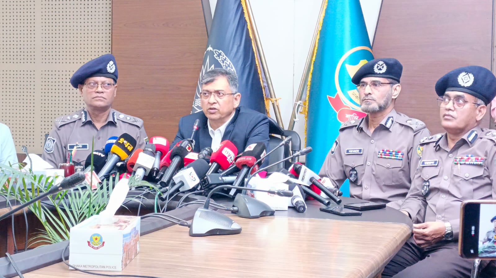 দেশজুড়ে চাঁদাবাজ ও সন্ত্রাসীদের তালিকা প্রস্তুত হচ্ছে: স্বরাষ্ট্রমন্ত্রী