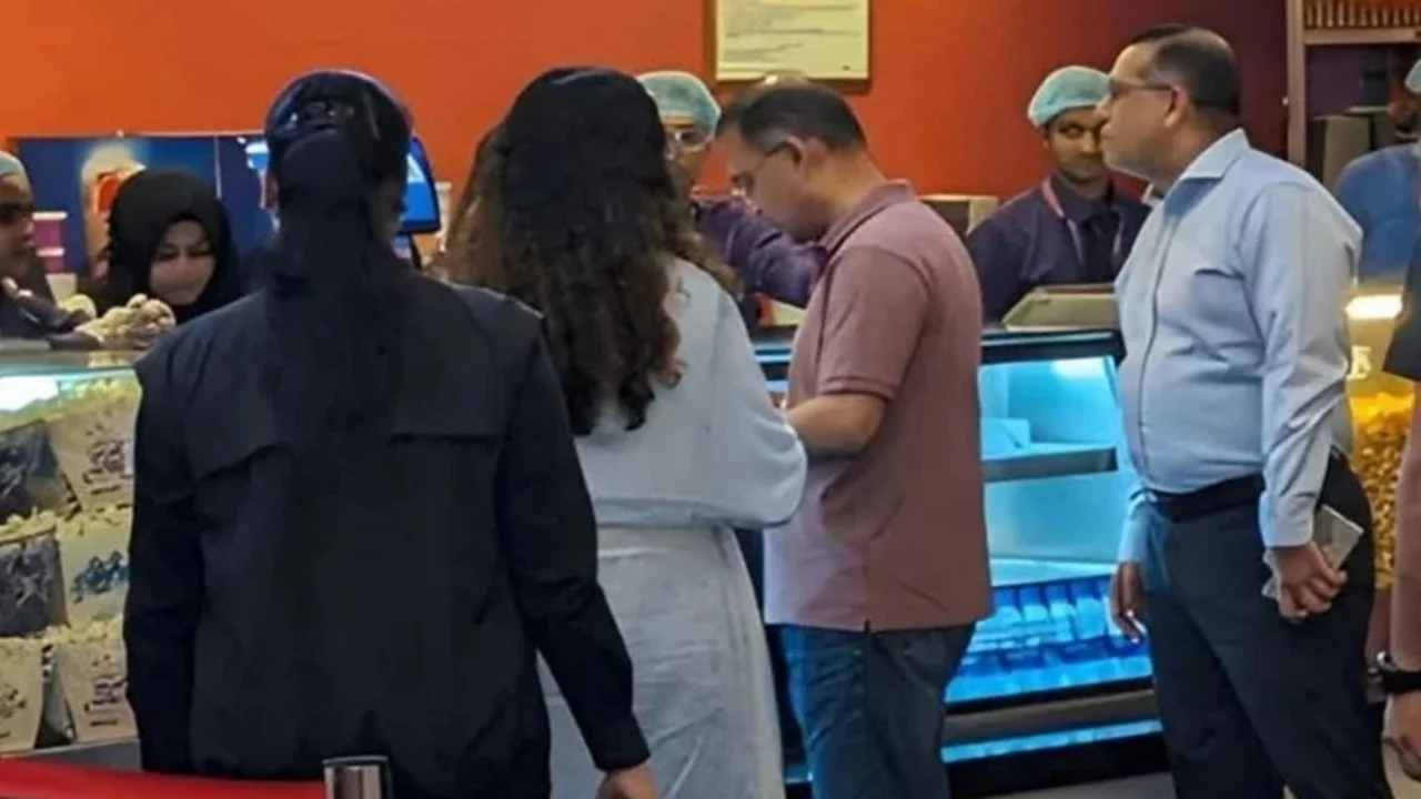 জাইমা রহমানকে নিয়ে হলে বসে সিনেমা দেখলেন প্রধানমন্ত্রী