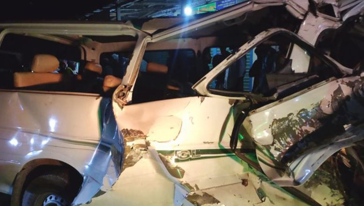 কুড়িগ্রামে ট্রাক-মাইক্রোবাস মুখোমুখি সংঘর্ষে নিহত ৩, আহত ১১