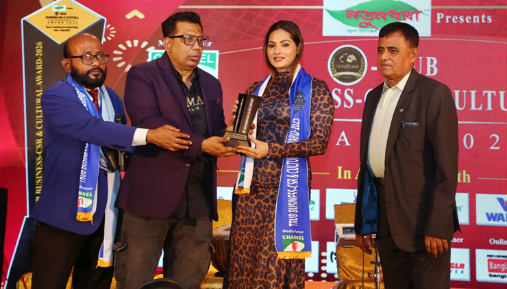 সম্মাননা পেলেন চিত্রনায়িকা প্রিয় মনি