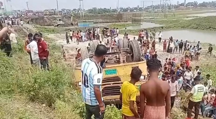 ব্রাহ্মণবাড়িয়ায় বাস খাদে পড়ে নিহত ৪, আহত ১৫
