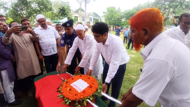 ঠাকুরগাঁওয়ে রাষ্ট্রীয় মর্যাদায় বীর মুক্তিযোদ্ধা সাংবাদিক মেরাজুলের দাফন