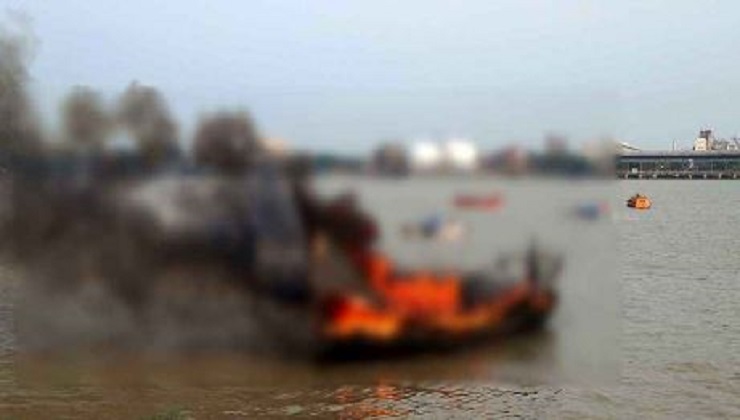 চট্টগ্রামে ট্রলারে অগ্নিকাণ্ডে দগ্ধ ৬