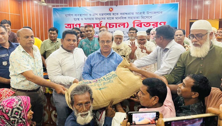 আত্রাইয়ে এক হাজার দুঃস্থকে মানবিক সহায়তার চাল বিতরণ