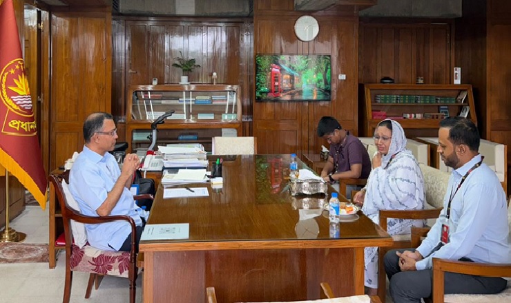 জুলাই শহীদ জাহিদের মায়ের পাশে প্রধানমন্ত্রী