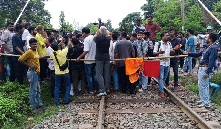 শিক্ষার্থীকে মারধরের অভিযোগে রাজশাহীতে রেলপথ অবরোধ, বন্ধ ট্রেন চলাচল