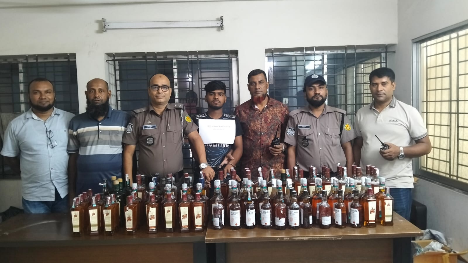 সবুজবাগে ৯৯ বোতল বিদেশি মদসহ একজন গ্রেপ্তার