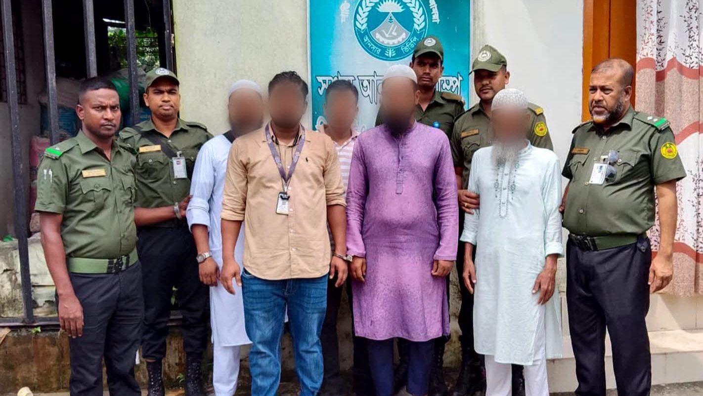 মিরপুর বিআরটিএতে দালালবিরোধী অভিযান, আটক ৮