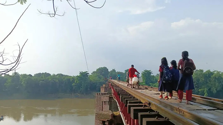 ৬৬ ফুট গভীর নদীর ওপর মৃত্যুফাঁদ, তবুও রেলসেতুতে ঝুঁকিপূর্ণ পারাপার
