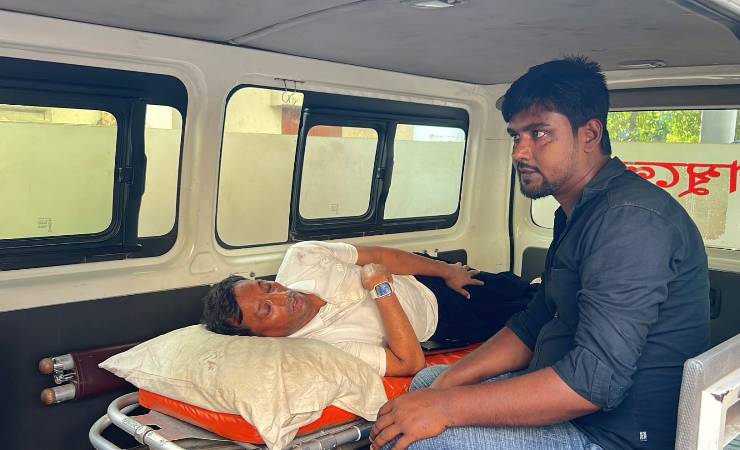 ঘুষ না দেওয়ায় ঠিকাদারের হাত ভেঙে দেওয়ার অভিযোগ পৌর কর্মকর্তার বিরুদ্ধে