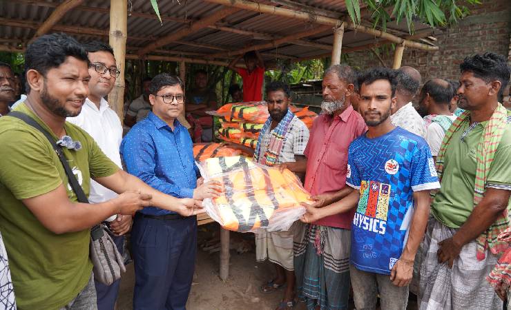 মিডিল চরে যাতায়াতকারী যাত্রীদের নিরাপত্তায় রাসিক প্রশাসকের নির্দেশনায় লাইফ জ্যাকেট প্রদান