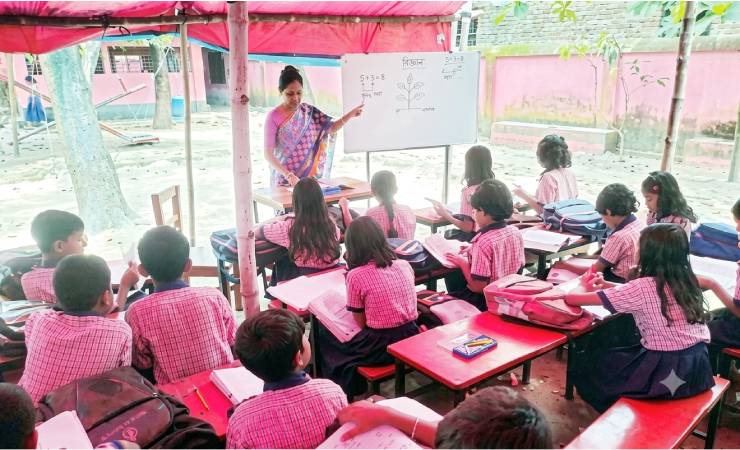 আত্রাইয়ে জরাজীর্ণ বিদ্যালয় ভবন, শামিয়ানার নিচেই চলছে পাঠদান