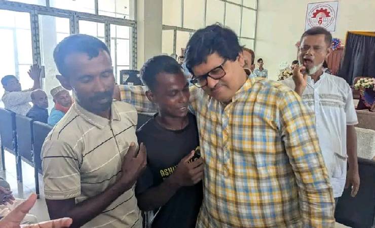 দিনমজুর বাবার কষ্টের কথা শুনে শিক্ষার্থীর দায়িত্ব নিলেন এমপি বাবুল