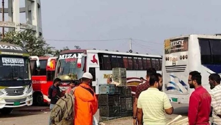 বরিশালে বাস শ্রমিকদের মহাসড়ক অবরোধ