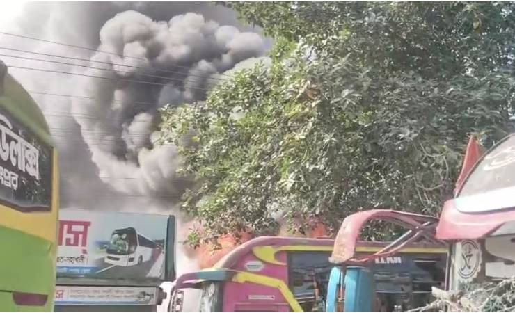 দিনাজপুরে শ্রমিক নেতা আটকের প্রতিবাদে থানা ঘেরাও, সংঘর্ষে আহত ১৫, বাসে আগুন