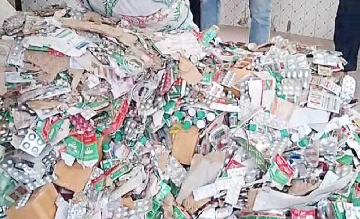 ঘাটাইলে স্বাস্থ্য কমপ্লেক্সের ওষুধ যমুনা নদীতে ফেলতে গিয়ে চালক আটক, তদন্ত কমিটি গঠন