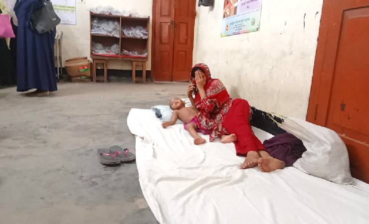 রাজাপুর স্বাস্থ্যকেন্দ্রে শয্যা সংকট, মেঝেতে চিকিৎসা নিচ্ছেন রোগীরা