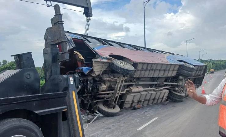 পদ্মা সেতুর ঢালে বাস উল্টে আহত ১০