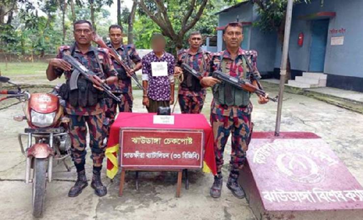 সাতক্ষীরা-কলারোয়া সীমান্তে ১০ লাখ টাকার চোরাচালানি পণ্য জব্দ, আটক ১