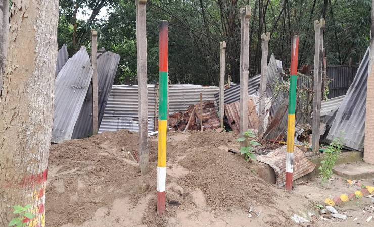 কবর থেকে পীরের দেহাবশেষ তুলে দরবারে সমাধিস্থ করার ঘটনায় মামলা