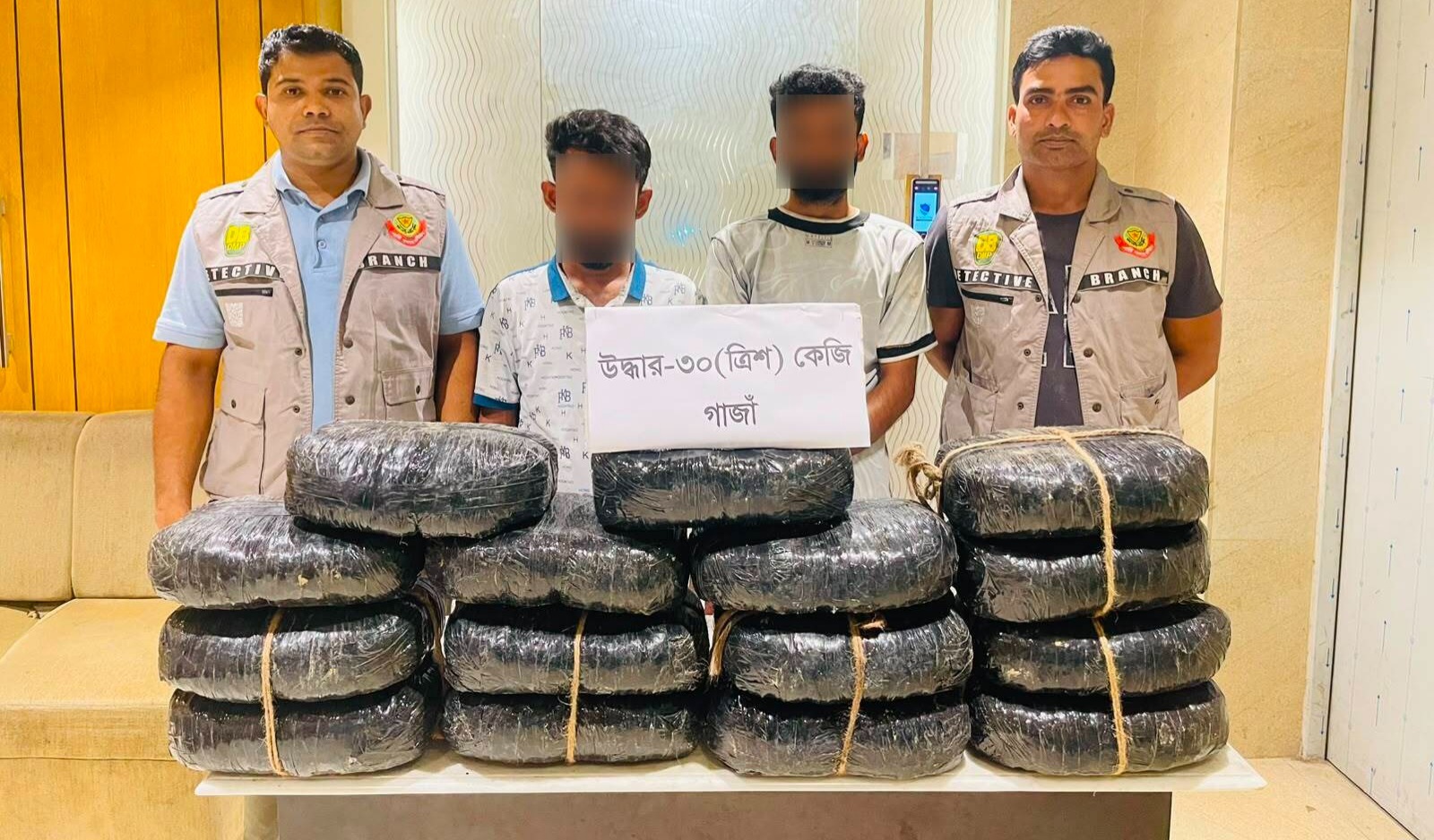 ফকিরাপুলে ৩০ কেজি গাঁজাসহ দুই মাদক কারবারি গ্রেপ্তার