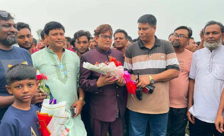 হেলিকপ্টারে ফিরলেন আদম ব্যবসায়ী, ফুল দিয়ে শুভেচ্ছা জানালেন ওসি