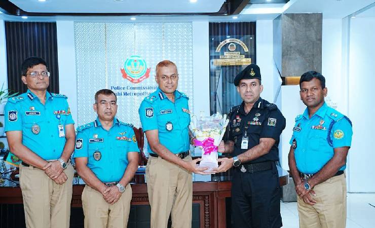 আরএমপি পুলিশ কমিশনারের সঙ্গে র্যাব-৫ অধিনায়কের সৌজন্য সাক্ষাৎ