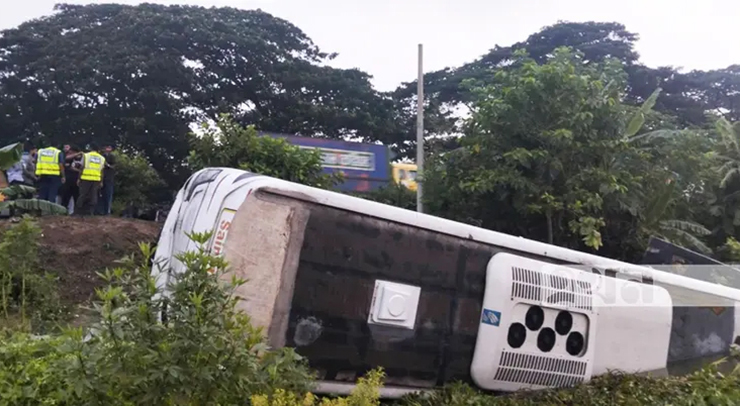 কুমিল্লার দাউদকান্দিতে মেডিকেল শিক্ষার্থীদের বাস খাদে, আহত ২০