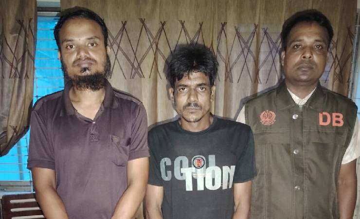 দিনাজপুরে দিবালোকে ছিনতাইয়ের ঘটনায় ২ যুবককে গ্রেপ্তার
