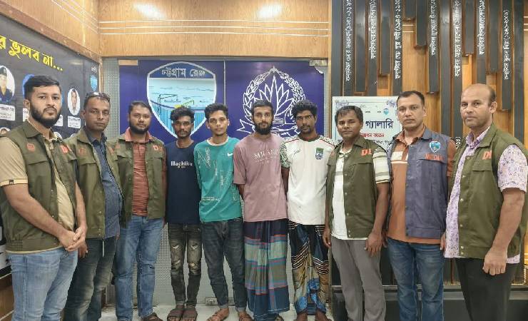চাঁদপুরে ইলিশসহ বিভিন্ন পণ্য বিক্রির নামে অনলাইন প্রতারণা চক্রের ৪ সদস্য গ্রেপ্তার