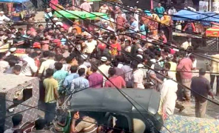দিনাজপুরে স্বামী-সন্তানদের চোখের সামনেই ট্রাকচাপায় প্রাণ গেল গৃহবধূর