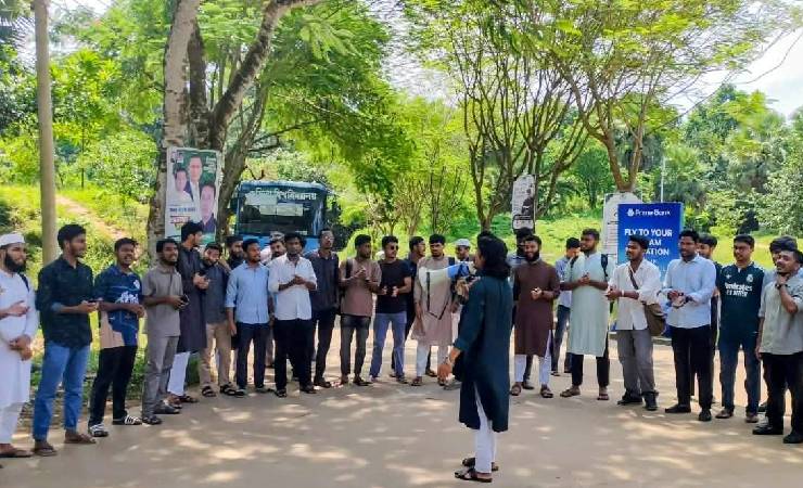 ‘দোয়েল, কোয়েল, ময়না, টিয়া– ভাইভায় এসো ঘুষ নিয়া’ মানববন্ধনে কুবি শিক্ষার্থীরা
