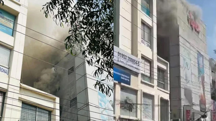 ধানমন্ডি ২৭ নম্বরে অ্যাপেক্স শোরুমে আগুন, নিয়ন্ত্রণে ৪ ইউনিট