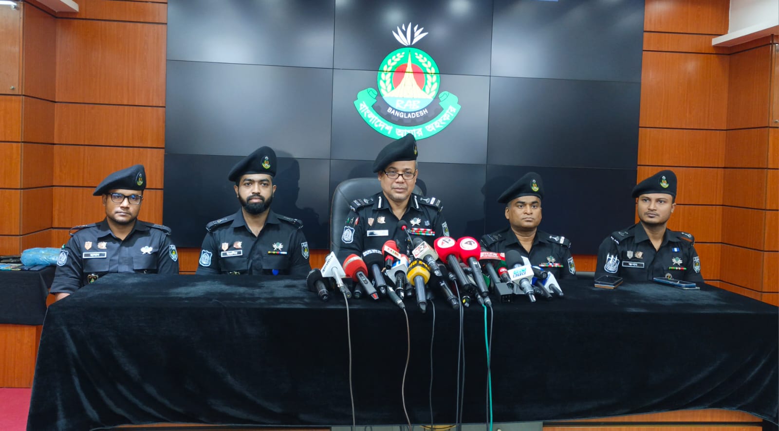 গেন্ডারিয়ায় গোলাগুলি: র্যাবের অভিযানে গ্রেপ্তার ৫, বিদেশি পিস্তল ও পুলিশের লুণ্ঠিত গোলাবারুদ উদ্ধার
